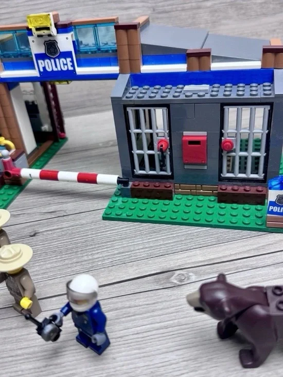 Lego Forest Police Station 4440 High Speed Chase 60138 Fire Car 30221
Minifigure - Picture 5 of 16